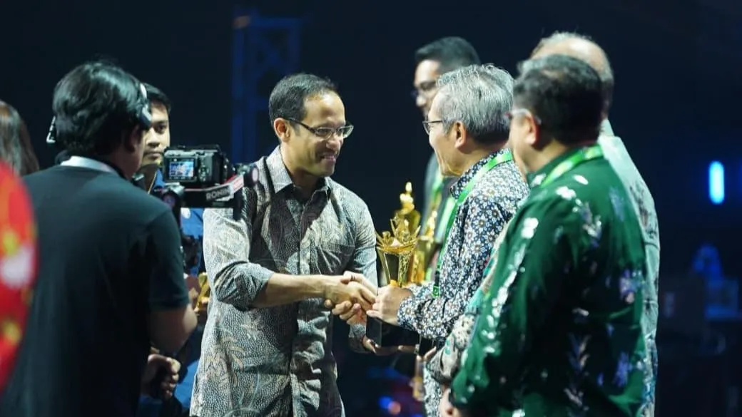 Mendikbudristek memberikan penghargaan Anugerah Merdeka Belajar