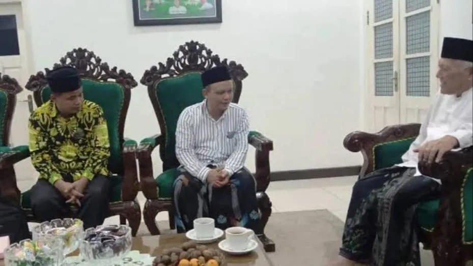 Menyambut Tamu dengan penuh penghormatan.