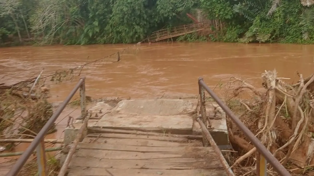 Banjir akibatkan jembatan gantung Desa Cahaya Negeri dan Desa Jenggalu, Kecamatan Sukaraja putus.