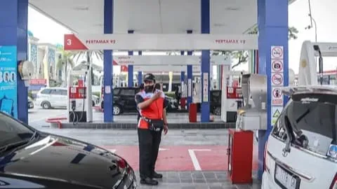 Tidak Mau Bayar, Pengemudi Mobil Kabur Sampai Petugas SPBU Terseret