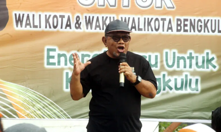 H Izda Putra menyampaikan dukungannya secara resmi kepada pasangan calon Walikota dan Wakil Walikota DISUKA di Tugu Pers Tapak Paderi, Bengkulu.