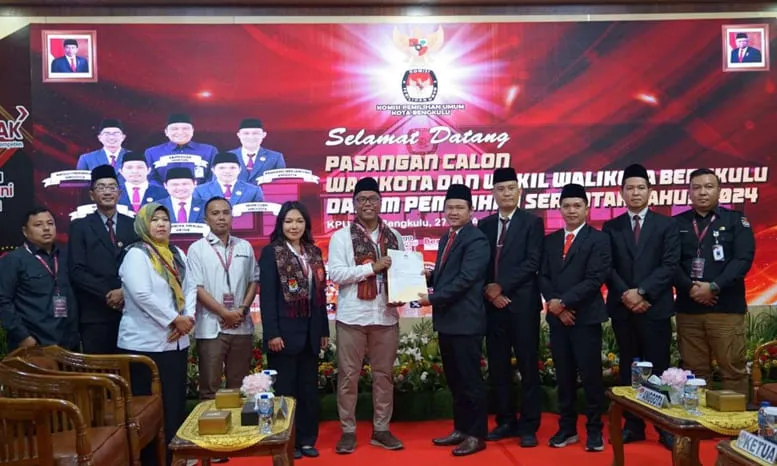 Dedy Ermansyah dan Nuragiyanti Dewi Permatasari saat mendaftar di KPU Kota Bengkulu.