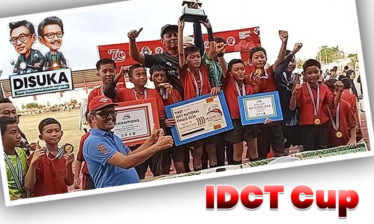 Sukatno bersama para pemenang IDCT Cup kategori umur 10 dan 12 tahun dengan trofi mereka.