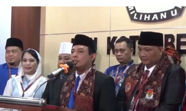 Dedy Wahyudi dan Ronny Tobing saat menyampaikan visi dan misinya pada saat mendaftar sebagai calon Walikota dan wakil Walikota Bengkulu di KPU Kota Bengkulu.