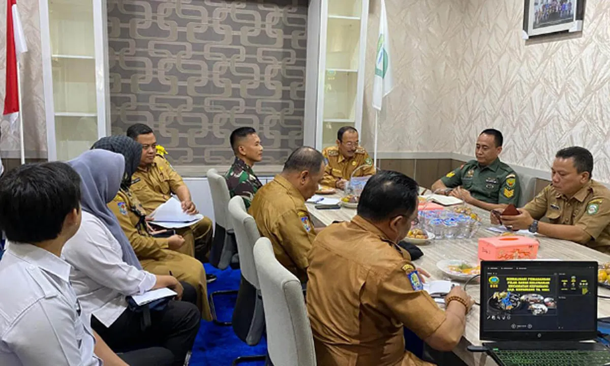 Proses rapat koordinasi antara pihak Pemerintah Kabupaten Kepahiang dan Topografi Angkatan Darat (Topdam) dalam pemasangan patok tabat.
