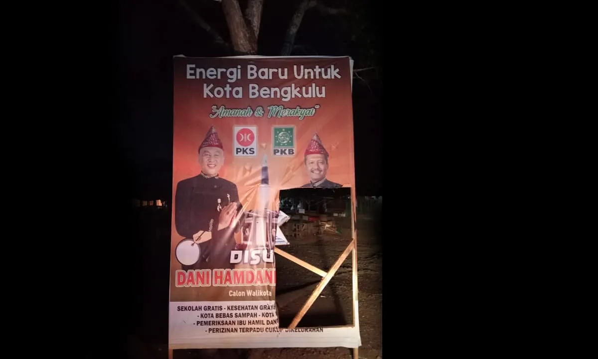 Kerusakan baliho DISUKA di depan Pasar Pematang Gubernur menunjukkan tindakan yang perlu ditangani dengan bijaksana untuk menjaga suasana kampanye yang kondusif.