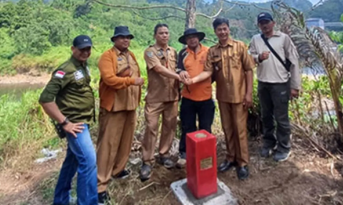 Pemerintah Kabupaten Kepahiang dan Topografi Angkatan Darat (Topdam) saat melakukan pemasangan patok tabat.