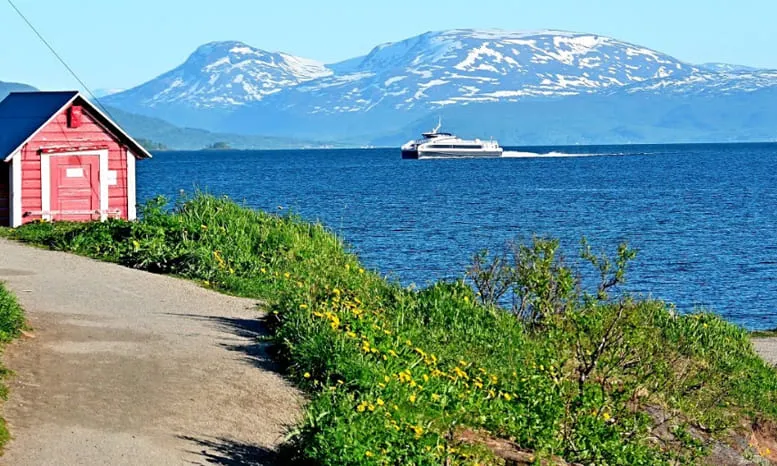 Pemandangan fenomena siang abadi di Norwegia, dengan matahari yang tetap terlihat sepanjang malam di wilayah utara.