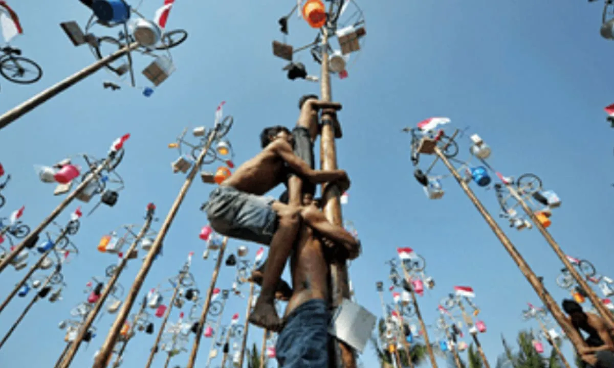 Ide Kreatif Lomba 17 Agustus HUT RI ke 79, salah satunya panjat pinang 3D.