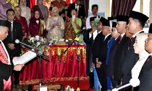 Wakil Ketua Pengadilan Negeri Curup, Santonius Tambunan, memimpin prosesi pengambilan sumpah pada Pelantikan DPRD Rejang Lebong 2024. foto: antara