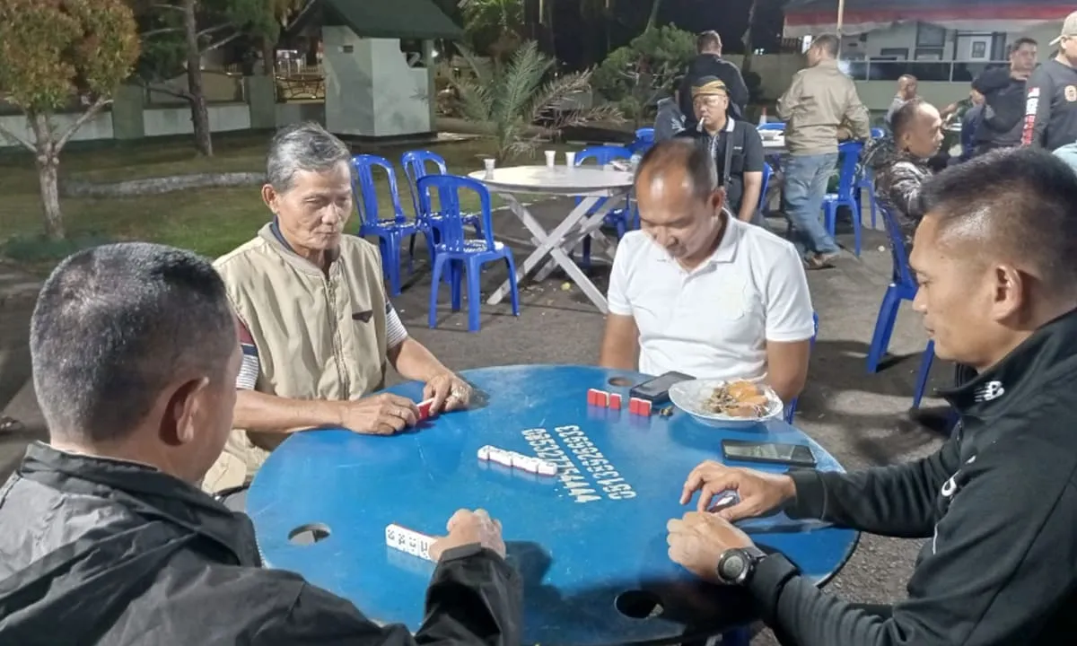 Dandim 0407 Bengkulu Kol. Inf. Widi Rahman (kaos putih) terlihat santai meladeni rival dalam ajang lomba domino dan song bersama wartawan - LSM, Selasa malam 13 Agustus 2024 di halaman Kodim 0407 Bengkulu.(foto/tarmandi)