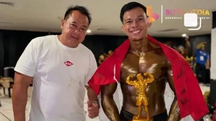 Binaragawan Bengkulu Tegar Wicaksono (kanan) berfose dengan Ketua Pengprov Persatuan Binaraga/Fitness Indonesia (PBFI) Bengkulu, Irwan Alwi.(foto/ist)