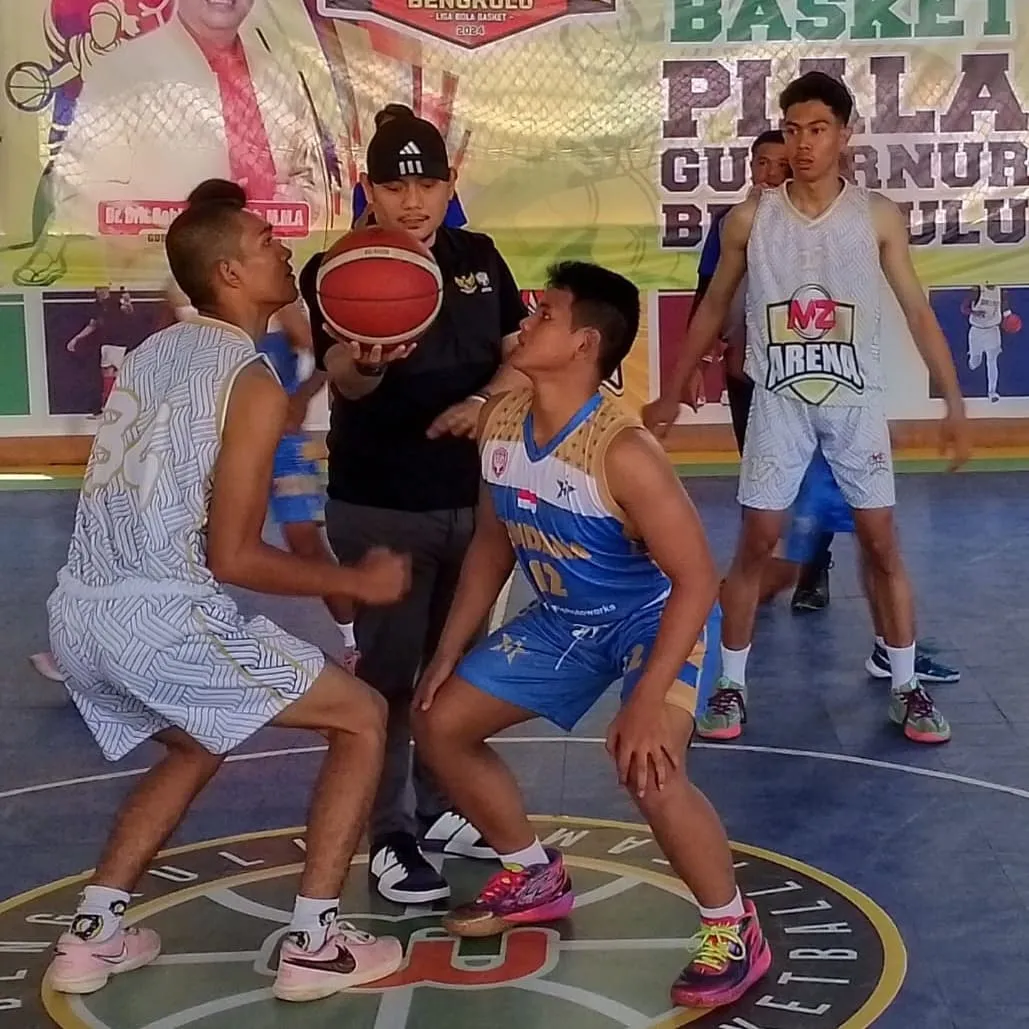 Ketua Pengprov Perbasi Provinsi Bengkulu, Emil Reza Satyagraha membuka laga pertama kategori U-28 putra di GOR MZ Arena, Jln Budi Utomo Beringin Raya, Senin (12/8/24).