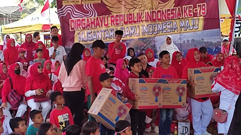 Masyarakat Kelurahan Kebun Kenanga Kecamatan Ratu Agung Kota Bengkulu menggelar kegiatan jlan santai dalam rangka memperingati HUT RI ke-79.