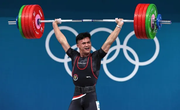 Atlet angkat besi Indonesia, Rizki Juniasyah peraih medali emas Olimpiade Paris 2024. foto: tangkapa layar