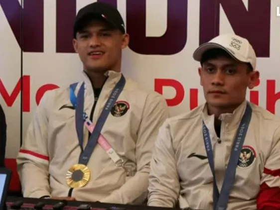 Dua atlet Indonesia peraih medali emas di olimpiade Paris 2024, Rizki Juniansyah (kiri) dan Veddriq Leonardo. Bonus melimpah sudah menanti. foto: tangkapan layar