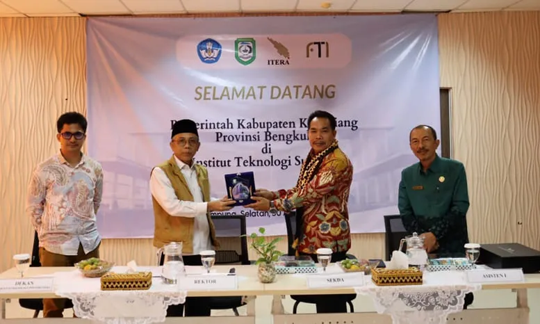 Audiensi antara Institut Teknologi Sumatera (Itera) dan Pemerintah Kabupaten Kepahiang pada Jumat, 30 Agustus 2024, di Ruang Workshop Gedung C Itera. Diskusi ini bertujuan untuk menjalin kerja sama dalam pendampingan pembangunan daerah dan pengembangan sumber daya manusia.