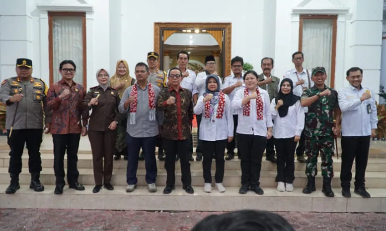 Bupati Kepahiang, Tenaga Ahli Menteri Pertanian, dan pejabat daerah foto bersama setelah diskusi mengenai program peningkatan pertanian dan ketahanan pangan di Kabupaten Kepahiang
