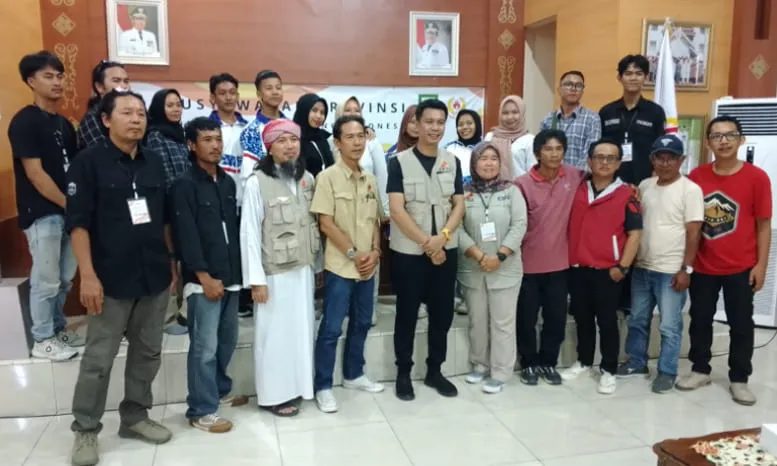 Ketua Pengprov FPTI Provinsi Bengkulu terpilih Berlian Utama Harta dalam sesi foto bersama dengan peserta Musorprov usai menerima Pataka FPTI, Minggu 8 September 2024.(foto/tarmandi)