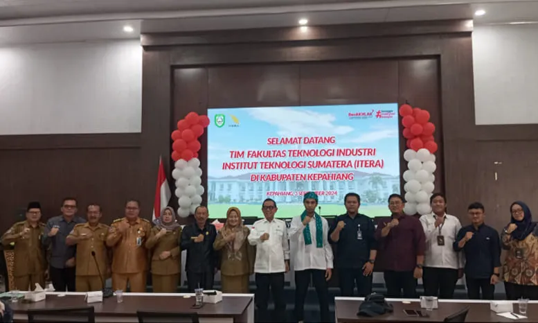Bupati Kepahiang Dr. Hidayattullah Sjahid bersama tim Itera saat melakukan survey lapangan untuk pengembangan potensi daerah Kepahiang.