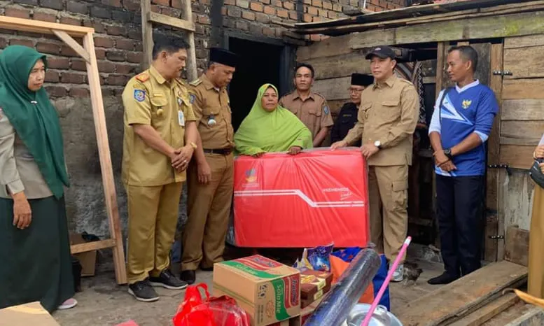 Wakil Bupati Kepahiang H. Zurdi Nata memberikan bantuan dan santunan kepada korban kebakaran di desa Nanti Agung, Tertik, dan Sido Makmur.