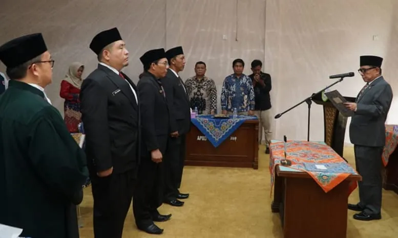 Sabtu, 31 Agustus 2024, Bupati Kepahiang, Hidayatullah Sjahid, secara resmi melantik 3 pejabat eselon II.
