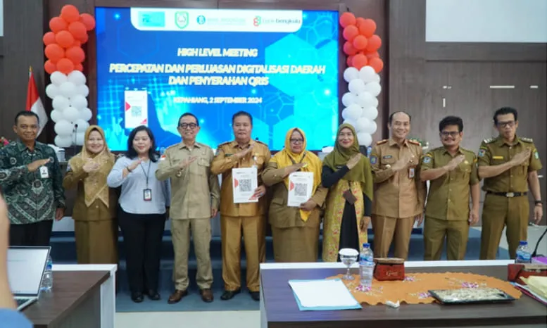 Bupati Kepahiang Dr. H. Hidayattullah Sjahid memimpin high level meeting di Command Center, membahas percepatan digitalisasi dan penerapan QRIS.