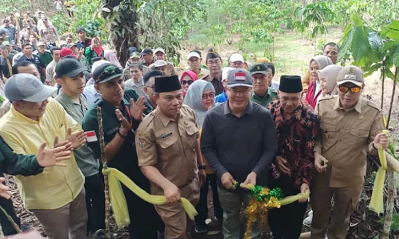 Gubernur Bengkulu, Prof. Dr. H. Rohidin Mersyah, M.MA, bersama Wakil Bupati Kepahiang H. Zurdi Nata, S.IP, memotong pita untuk menandai secara resmi pembukaan Wisata Lestari Alam Jupi di Desa Tebat Monok.