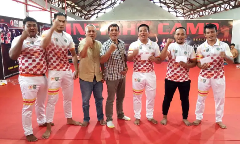 Ketua Umum Pengprov Persambi Provinsi Bengkulu didampingi pengurus dan pelatih foto bareng bersama atlet Sambo pada acara pelepasan menuju PON Aceh - Sumut.(foto/tarmandi).