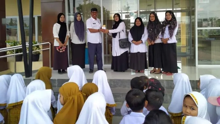 menerima kunjungan dari murid TK Al-Razak