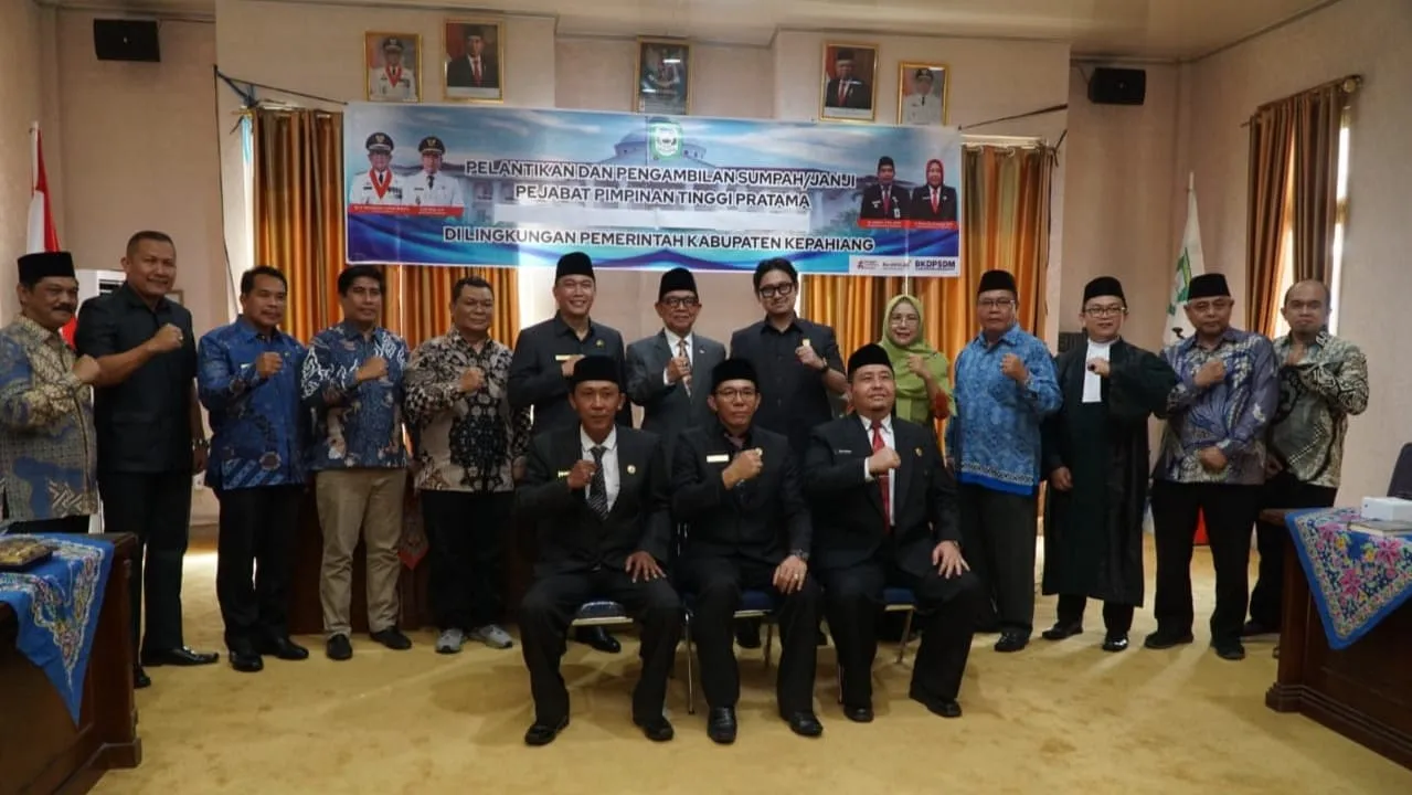 Kepala Pelaksana Badan Penanggulangan Bencana Daerah (BPBD) Kabupaten Kepahiang Hendra foto bersama usai pelantikan yang di lakukan pada Sabtu, 31 Agustus 2024.