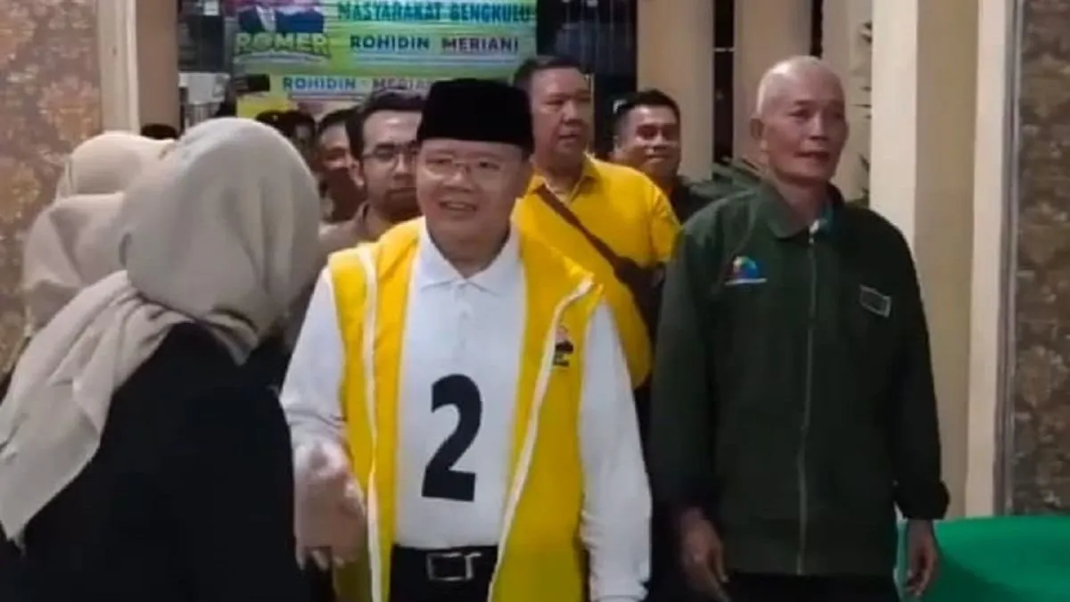 Rohidin Mersyah disambut hangat para pengurus Partai Buruh Bengkulu dan Ibu-Ibu Rebana dan Berzikir dari barisan Suku Lembak,(fotoist)