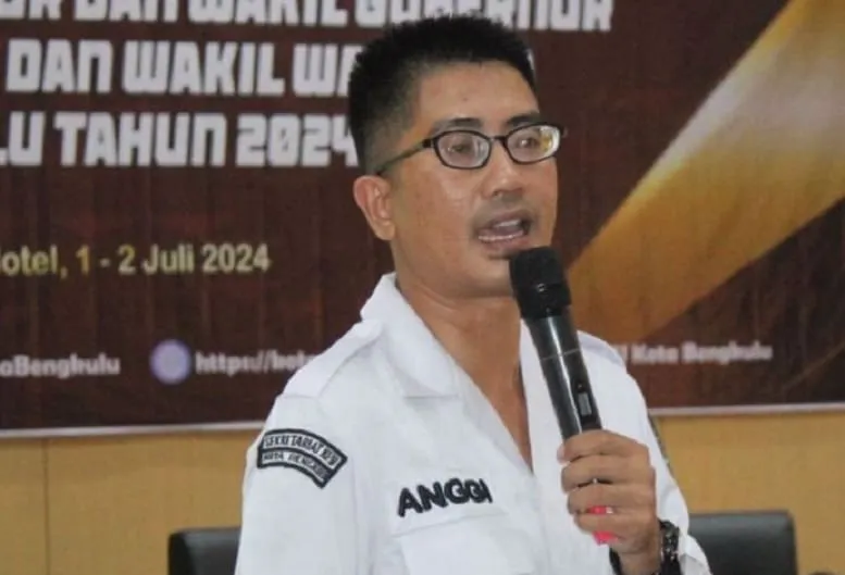 Divisi Hukum dan Pengawasan KPU Kota Bengkulu, Anggi Stephensent. KPU Kota Bengkulu saat ini buka masa tanggapan masyarakat untuk 5 Bapaslon Pilkada 2024.