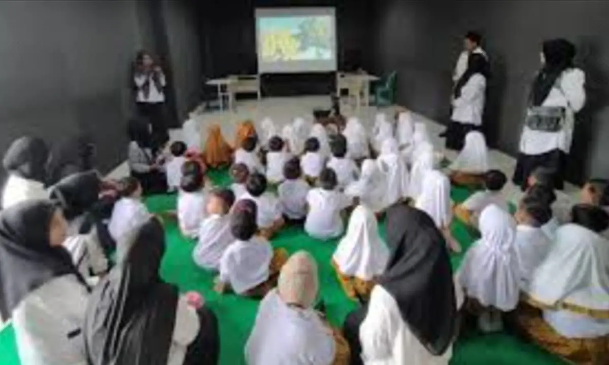 Bioskop mini di Perpusda Kepahiang jadi pilihan utama. foto: ngenelo