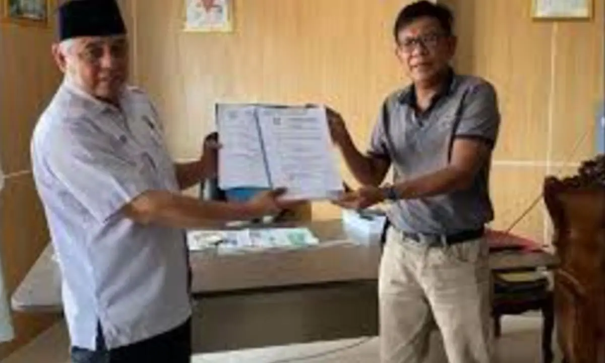 Mukhtar, S.Pd selaku Kadis Dinas Perpustakaan dan Kearsipan Kabupaten Kepahiang (kanan), telah memasuki masa pensiun. foto: ngenelo