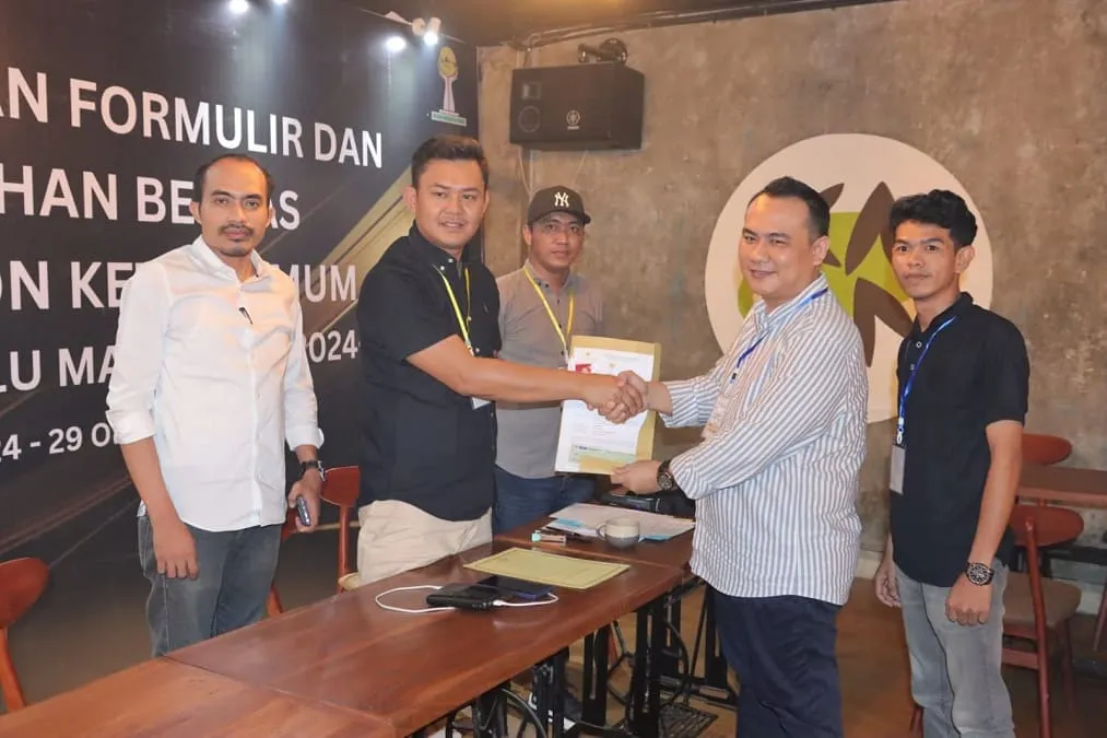 Romeo Parnandes kembalikan berkas pencalonan dalam bursa Ketum BPD Hipmi Provinsi Bengkulu (fotoist)