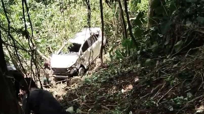 Mobil Innova masuk jurang jalan lintas Kepahiang - Curup