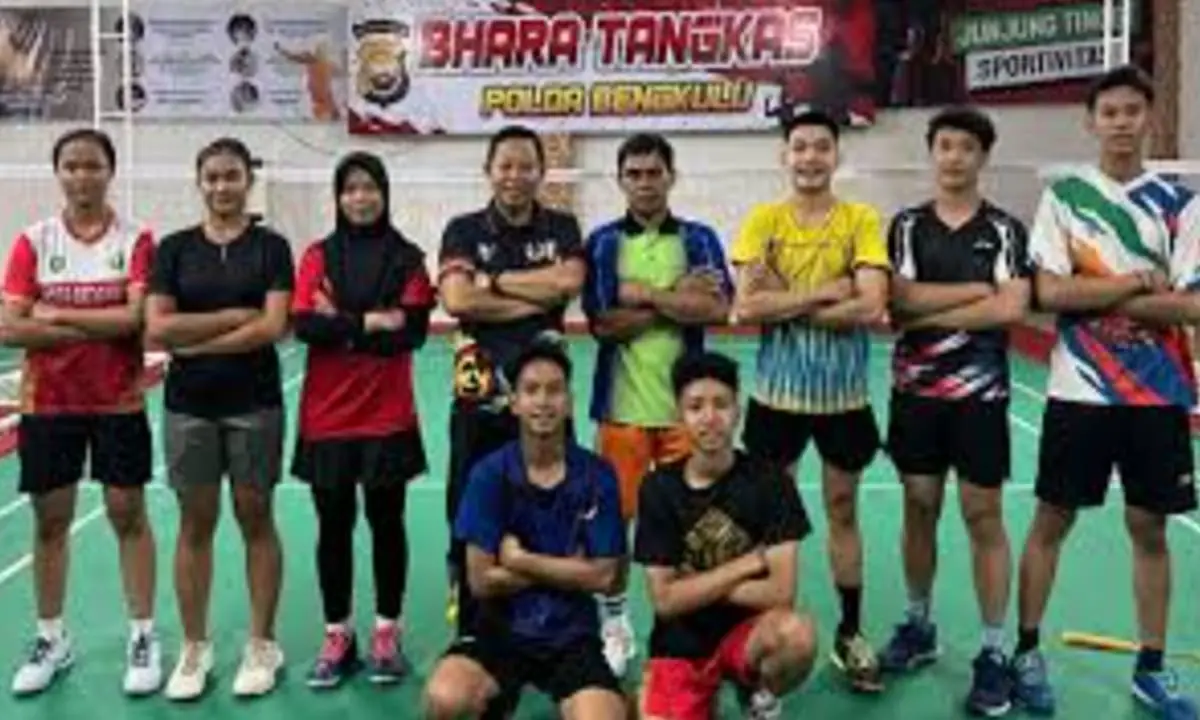 Atlet Bulutangkis Pra-Popnas Bengkulu yang akan diberangkatkan ke Solo untuk mengikuti babak prakualifikasi.(foto/tarmandi)