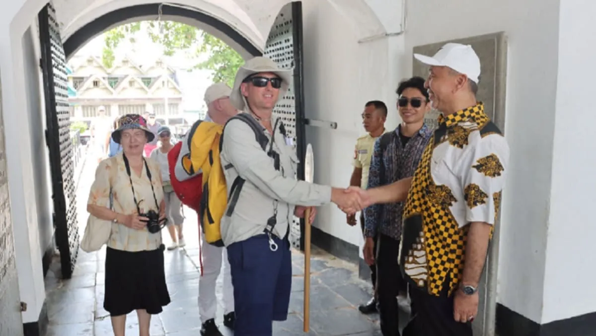 Calon Walikota Bengkulu Dani Hamdani saat menyambut kedatangan turis mancanegara di Benteng Marlborough - Ngenelo.net - Ist