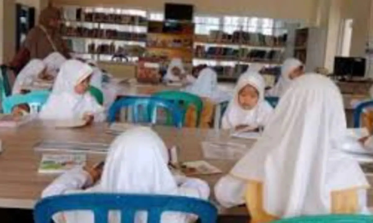 Pelajar membaca di Perpusda Kepahiang. Perpusda Kepahiang Dorong 1 Desa Miliki 1 Perpustakaan. foto: ngenelo