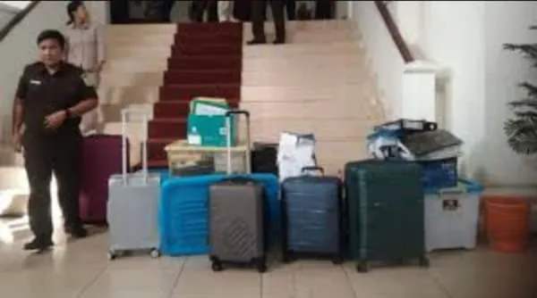 Babak baru kasus korupsi di Sekretariat Dewan Kepahiang, Kejaksaan Negeri (Kejari) Kepahiang melakukan penggeledahan besar-besaran di Sekretariat DPRD Kepahiang. Tampak ribuan berkas penting disita - Ngenelo.net