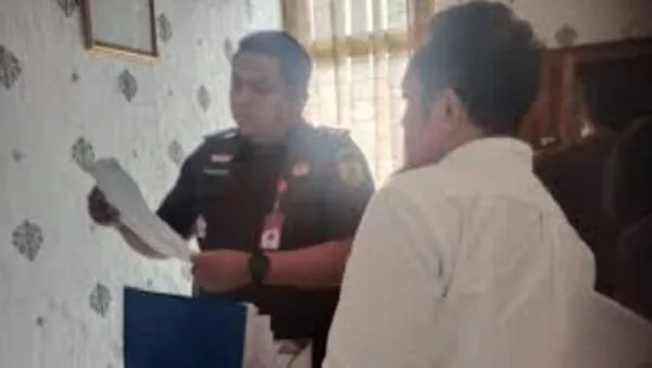 Jaksa dari Kejari Kepahiang saat geledah ruang kerja Sekwan DPRD Kabupaten Kepahiang, Roland Yudisthira (kemeja putih) - Ngenelo.net