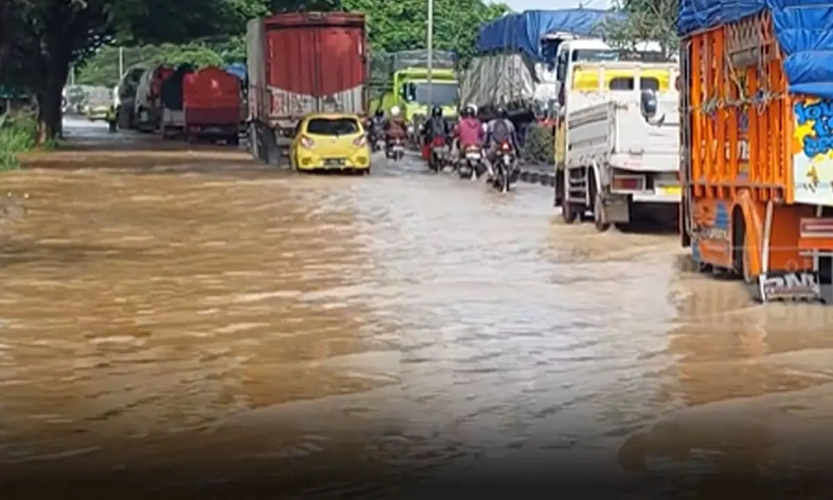 Banjir di Cirebon Rendam Ratusan Rumah di Desa Pangarengan.
