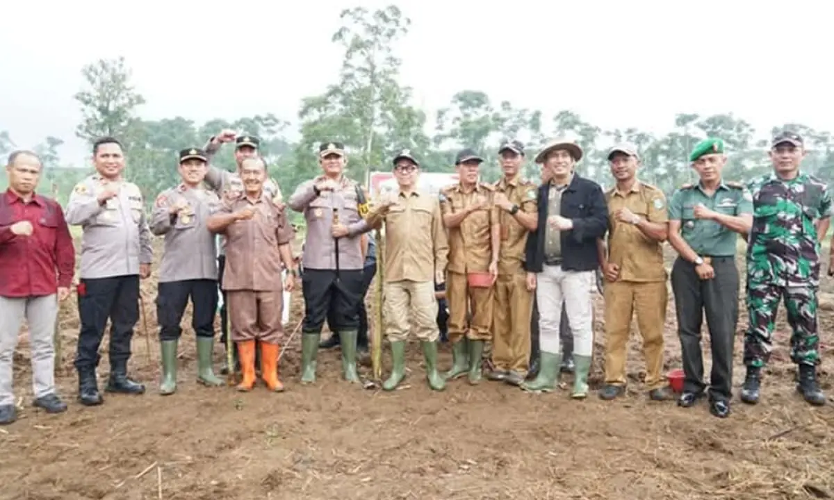 Bupati Kepahiang, , Dr. Ir. H. Hidayattullah Sjahid, M.M., IPU, menghadiri acara penanaman jagung serentak - Ngenelo.net