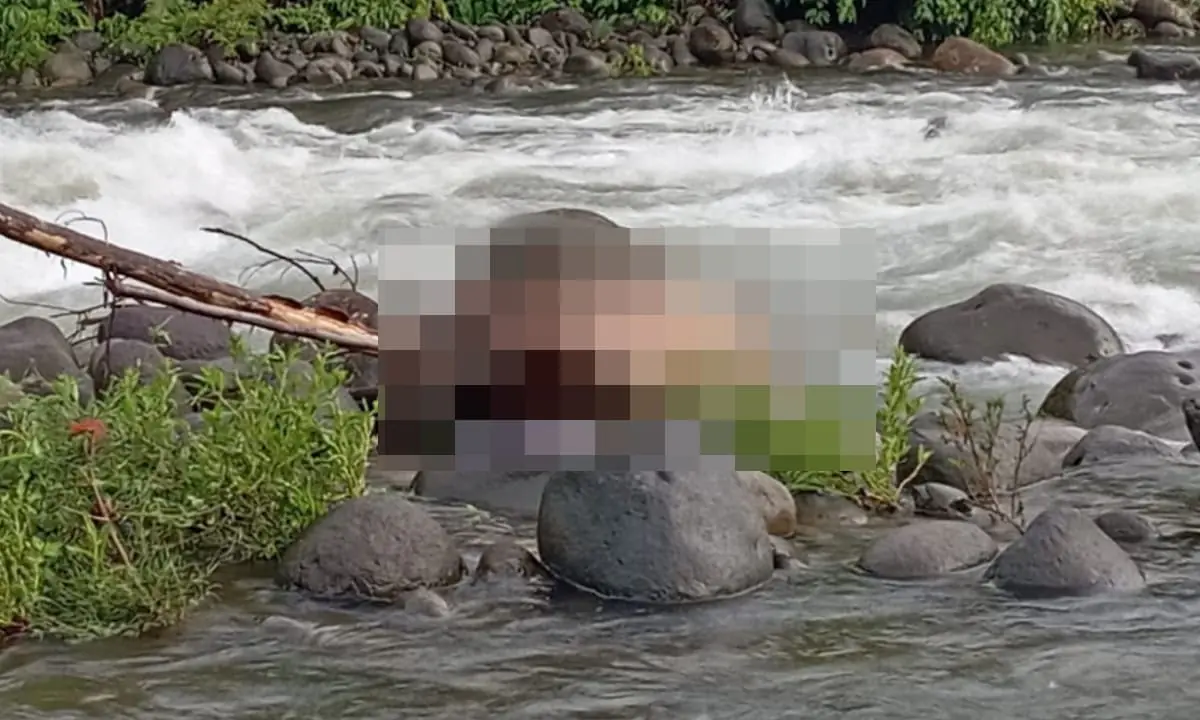 Jenazah Pengunjung Palak Siring Kemumu, Daffa Rabbani (18) yang ditemukan meninggal dunia sesaat sebelum di evakuasi - Ngenelo.net