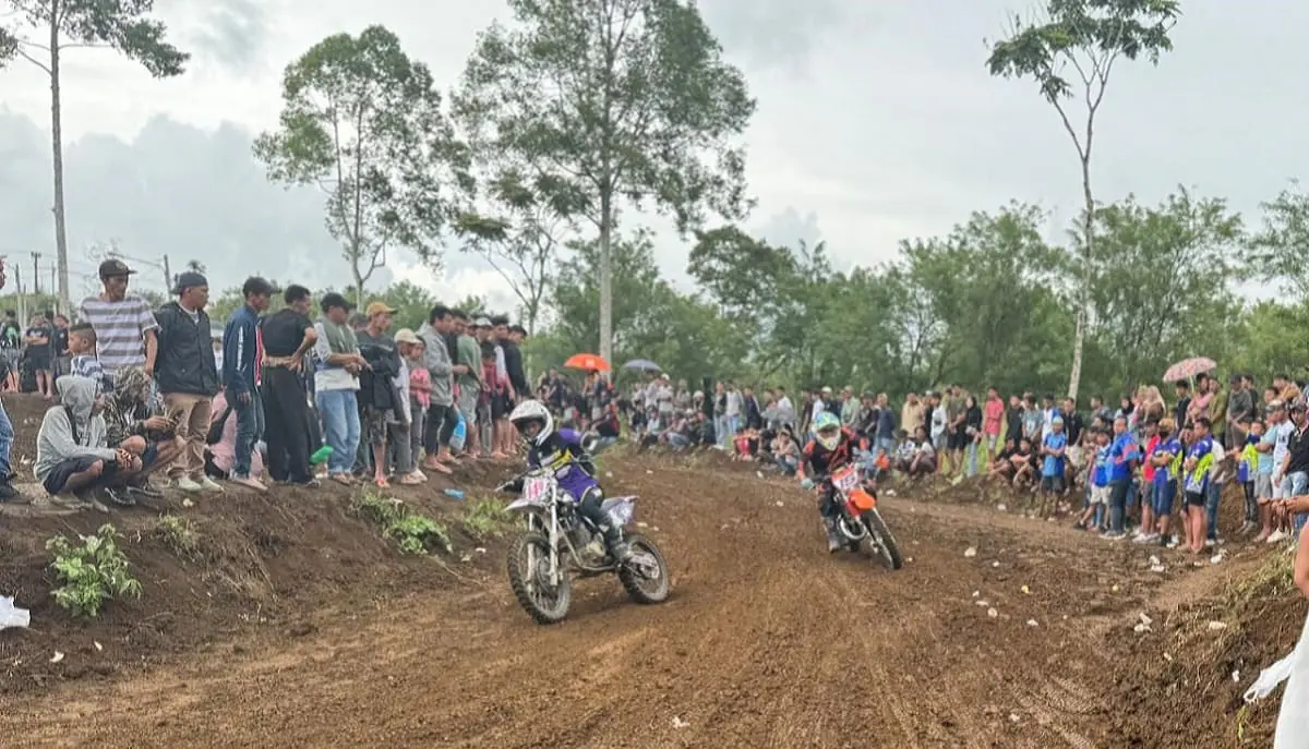 Juara di 2 kategori Open Grasstrack Escobar Cup 5, Aris Merdeka racer asal Bengkulu Utara mendominasi. Para racer bersaing ketat di sirkuit Escobar - Ngenelo.net - Ist