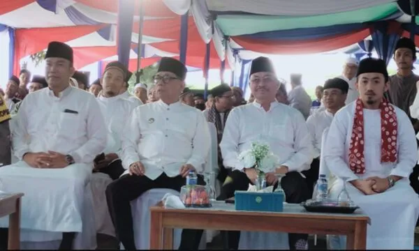 Ustaz Syamsudin Nur Makka saat mengisi tausiyah HUT ke 21 Kabupaten Kepahiang. Kehadirannya disambut langsung leh Bupati Kepahiang, Hidayatullah Sjahid dan Wakil Bupati Kepahiang sekaligus Bupati terpilih, H. Zurdi Nata.