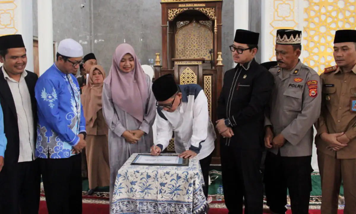 Bupati Kepahiang, Dr. Ir. H. Hidayattullah Sjahid, M.M., IPU, meresmikan Masjid Al-Ikhlas Desa Sukamerindu, Kecamatan Kepahiang.