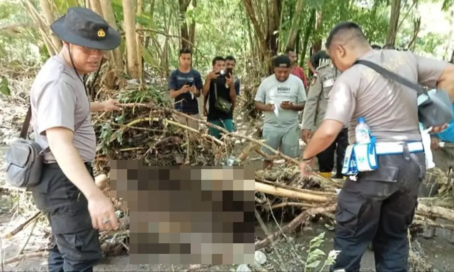 Evakuasi GB (50), korban tewas terseret banjir setelah berhubungan seks dengan seorang wanita di gubuk kebun. Foto Dok Polsek Miomaffo Timur - Ngenelo.net