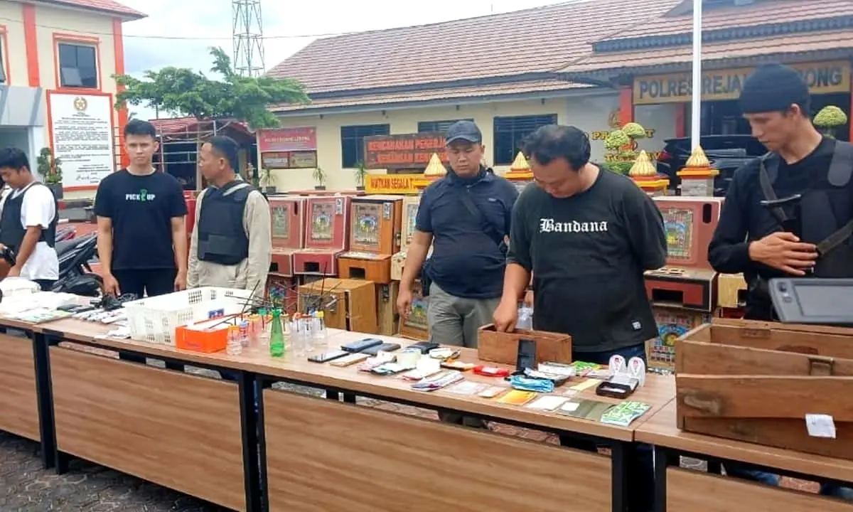 Gerebek Desa Kepala Curup, Polres Rejang Lebong mengamankan sejumlah barang bukti, termasuk narkoba dan 35 Mesin Jackpot - Foto Ist - Ngenelo.net